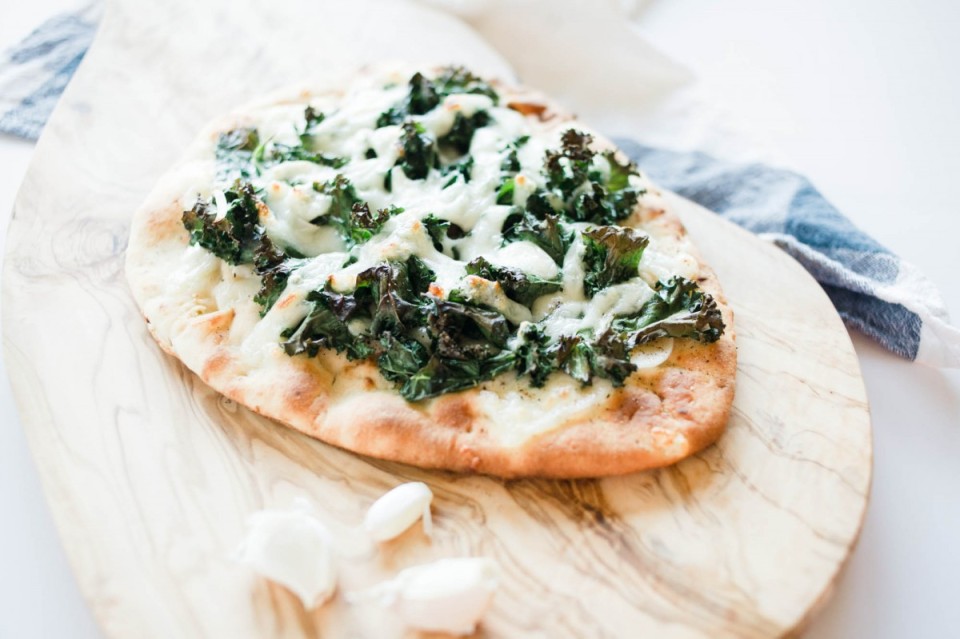 garlic kale pizza recipe, pizza, kale, homemade pizza recipe, naan pizza, vegetarian pizza recipe